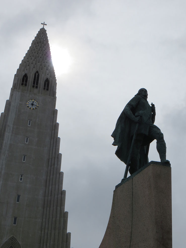 Statue de Leifur Eiríksson, découvreur de l'Amérique, devant la cathédrale Hallgrímskirkja