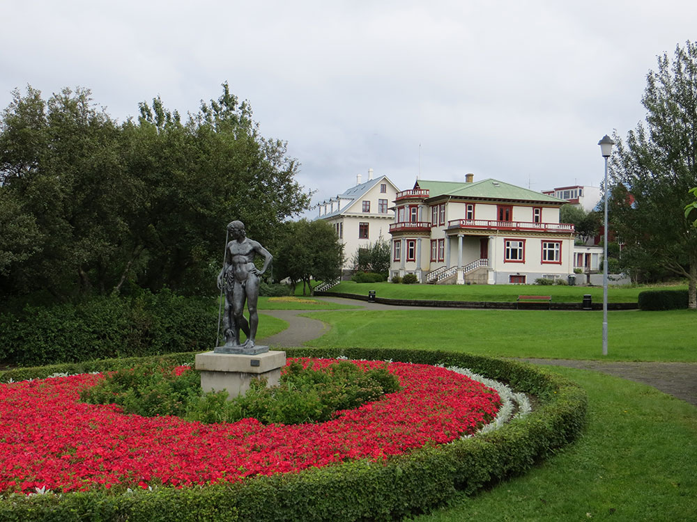 Maisons et statue dans la capitale islandaise