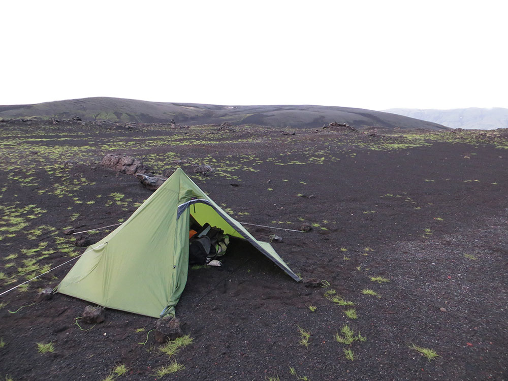 Planter sa tente près du volcan Hekla